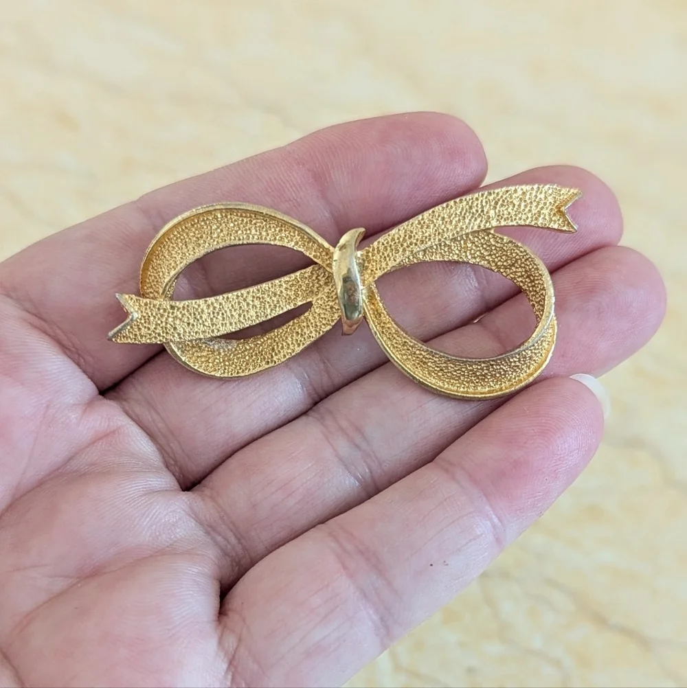 Vintage Gold Tone Statement Bow Ribbon Feminine Grandmacore Pin Brooch